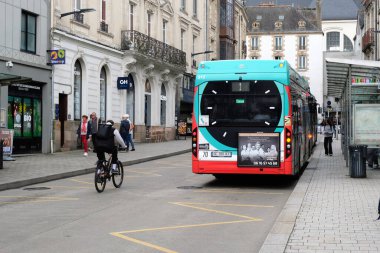 Vannes şehir merkezindeki otobüs durağında.