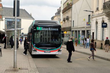 Vannes şehir merkezindeki otobüs durağında.