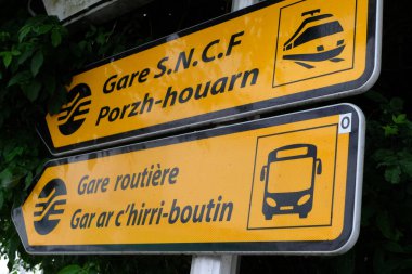 Fransızca ve Bretonca 'da tren istasyonu ve otobüs durağını gösteren iki dilli işaretler.