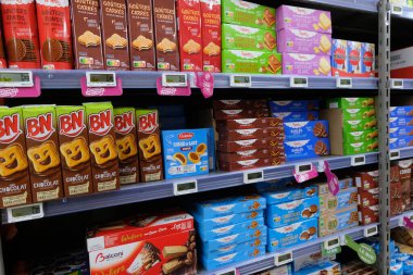 Arka planda bir Netto süpermarketinde bisküvi reyonu