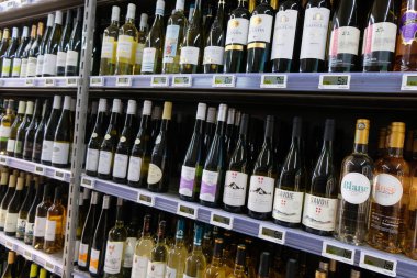 Arka planda Netto süpermarketinin Fransız şarap bölümü