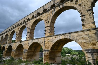 Bulutlu bir gökyüzü ile Gard köprüsünün genel görünümü