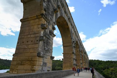 Turistlerin olduğu Gard köprüsünün alçak açılı görüntüsü