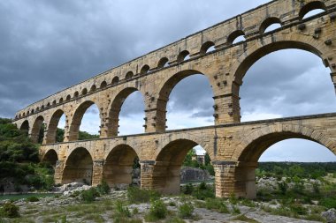 Bulutlu bir gökyüzü ile Gard köprüsünün genel görünümü