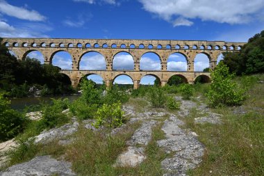Güneşli bir günde Gard Köprüsü 'nün genel manzarası