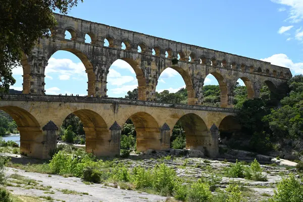 Güneşli bir günde Gard Köprüsü 'nün genel manzarası