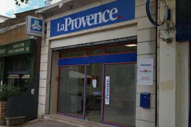 Arles 'deki La Provence gazetesinin yerel editör bürosunun cephesi
