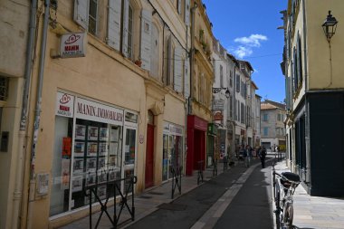 Arles 'de 4 Eylül' de dükkanlar ve turistler