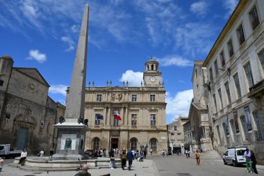 Belediye binası ve dikilitaşlı Arles 'teki cumhuriyet meydanı.