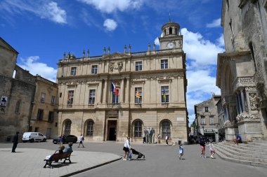 Güneşli bir günde belediye binası olan Arles 'teki cumhuriyet meydanı