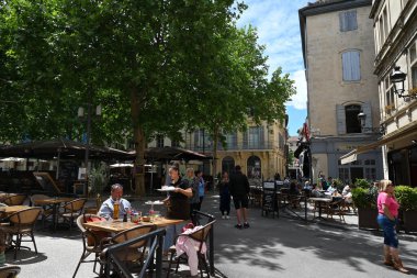 Arles 'deki Forum Meydanı' nda müşterilerle restoran terasları
