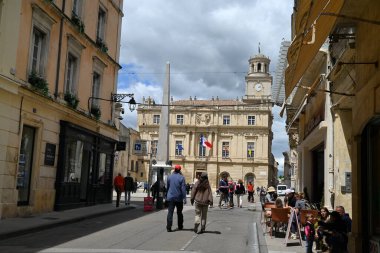 Belediyesi ve dikilitaşıyla Arles 'teki cumhuriyet meydanında Jean Jaures sokağında görüldü.
