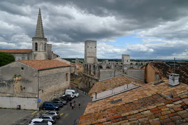 Saint-Charles özel üniversitesi ve bulutlu gökyüzü Arles arenaları