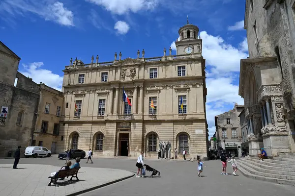 Güneşli bir günde belediye binası olan Arles 'teki cumhuriyet meydanı