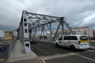 Sete limanındaki Tivoli Köprüsü 'nden geçen arabalar