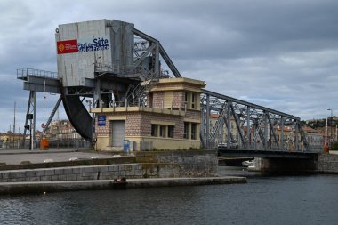 Bulutlu gökyüzü ile Sete limanında Tivoli Köprüsü