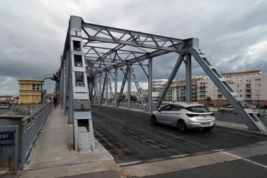 Sete limanındaki Tivoli Köprüsü 'nden geçen arabalar