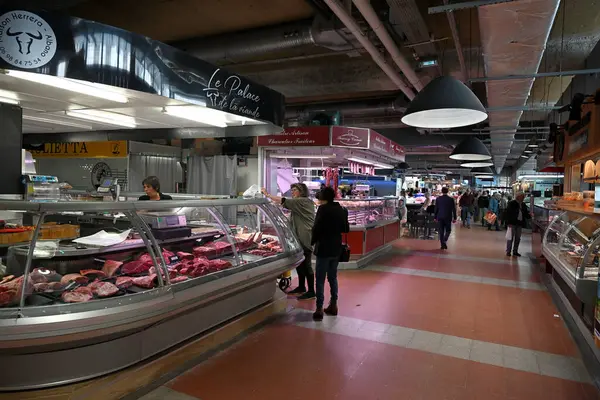 Dükkanları ve müşterileri ile Sete pazar salonlarının iç görünümü 