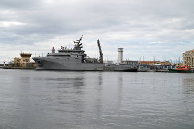 Loire, Sete limanına demirlemiş bir Fransız donanma gemisi.