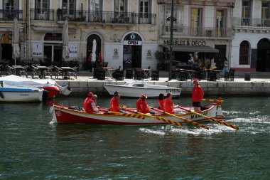 Mürettebatıyla birlikte Sete limanındaki bir kanalda geleneksel bir kayık gezisi.