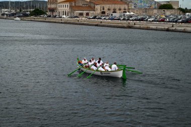 Mürettebatıyla birlikte Sete limanında geleneksel bir kayık gezisi.