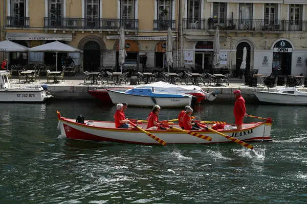 Mürettebatıyla birlikte Sete limanındaki bir kanalda geleneksel bir kayık gezisi.