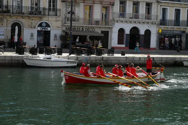 Mürettebatıyla birlikte Sete limanındaki bir kanalda geleneksel bir kayık gezisi.