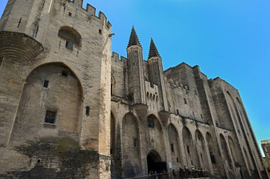 Palais des Papes önünde turistler