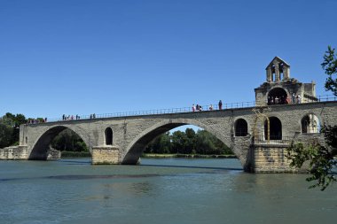 Saint-Nicolas şapeli Pont d 'Avignon' daki turistler.