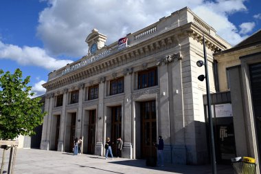 Güneşli bir günde, Avignon SNCF tren istasyonu cephesi