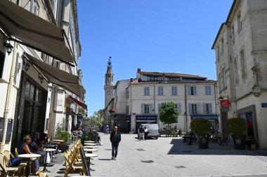 Avignon 'daki Carreterie caddesinde arka planda Saint-Augustin çan kulesi var.