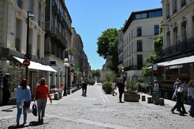 Avignon 'da Sırp caddesi boyunca yürüyen turistler