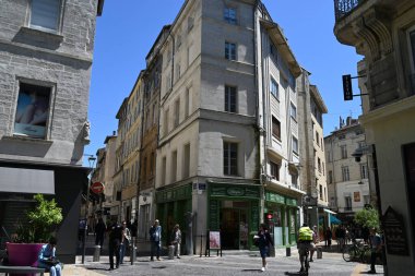 Avignon 'daki Değişim Meydanı' nda gezinen turistler