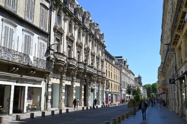 Avignon 'daki Cumhuriyet Caddesi' nin mimarisi.