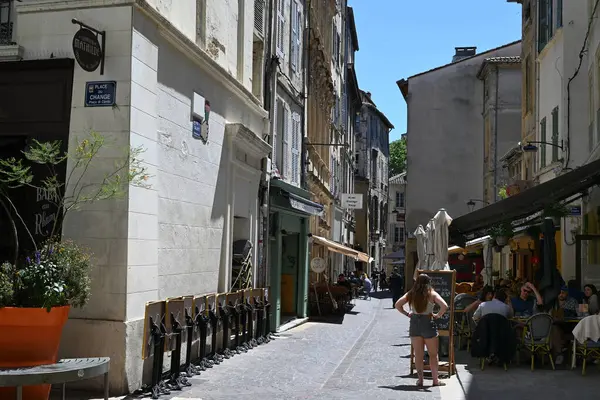 Turistler, Avignon 'daki Değişim Sokağı ve Galante Caddesi kavşağında bir restoran terasında oturuyorlar.