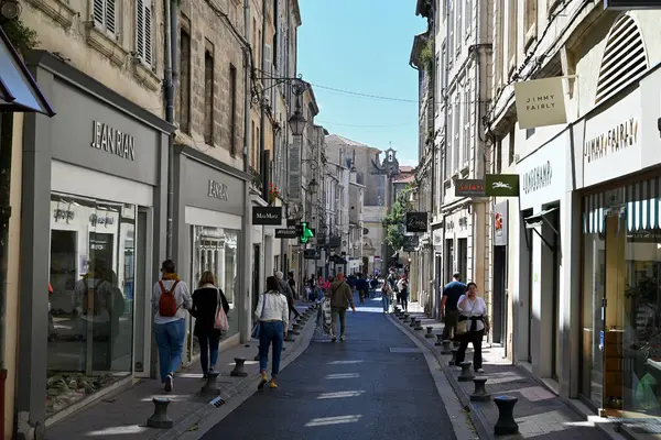 Avignon 'daki Saint-Agricol caddesinde gezinen turistler