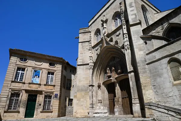 Saint-Agricol Kilisesi cephesi ve Avignon 'da trompe-l' oeil pencereli eski bir ev