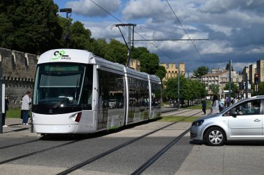 Orizo toplu taşıma tramvayı Saint-Roch bulvarında Avignon 'da.