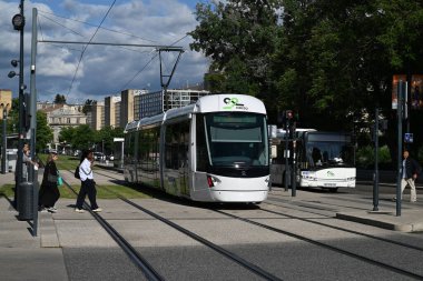Orizo toplu taşıma tramvayı Saint-Roch bulvarında Avignon 'da.