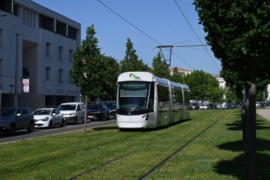Avignon Orizo toplu taşıma tramvayı Saint-Roch Bulvarı 'ndaki çimenli raylarda.