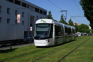 Avignon Orizo toplu taşıma tramvayı Saint-Roch Bulvarı 'ndaki çimenli raylarda.