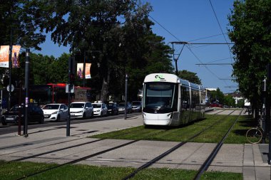 Orizo d 'Avignon toplu taşıma tramvayı Saint-Roch Bulvarı boyunca ilerliyor.