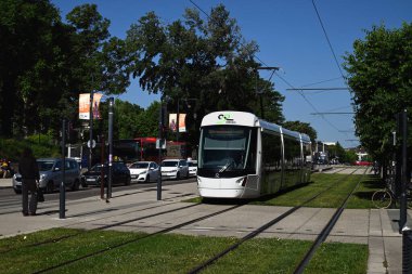 Orizo d 'Avignon toplu taşıma tramvayı Saint-Roch Bulvarı boyunca ilerliyor.