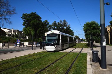 Avignon Orizo toplu taşıma tramvayı Saint-Roch Bulvarı 'ndaki çimenli raylarda.