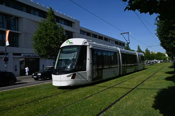 Avignon Orizo toplu taşıma tramvayı Saint-Roch Bulvarı 'ndaki çimenli raylarda.