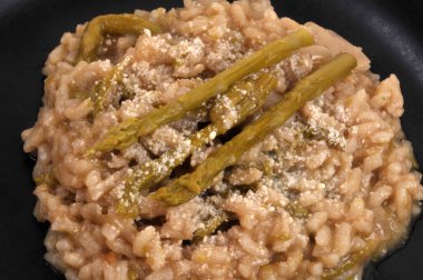 Yukardan yakından görülebilen ev yapımı yeşil kuşkonmaz pilavı.