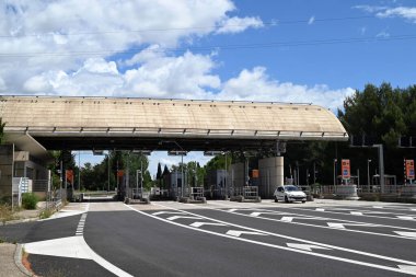 A9 otobanındaki bir gişeden geçen araba.