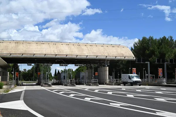 A9 otobanındaki bir gişeden geçen bir kamyon.