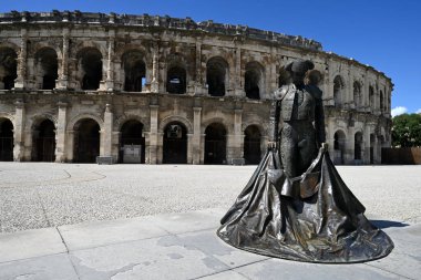 Arka planda Nimes arenaları olan Serena Carone 'un Nimeno II heykeli.
