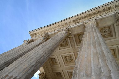 Meydan Evi 'nin sütunları alçak açıdan görülüyor